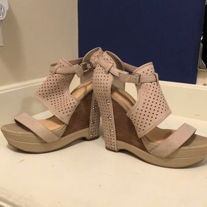Gianni Bini taupe wedge sandal